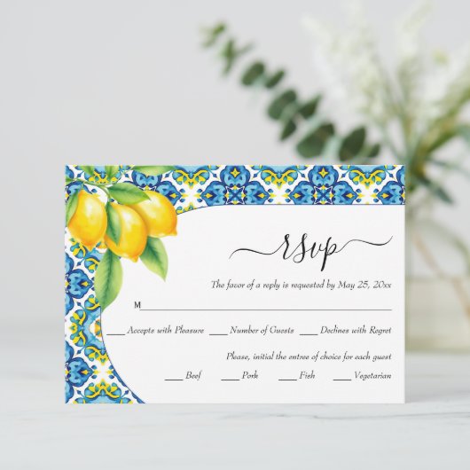 Mediterraan blauwe en gele tegels citroen bruiloft RSVP kaartje (Staand voorkant)