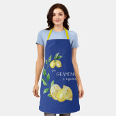 Mediterraans Geef Oma een Knijp Blauwe Citroen Schort (Gedragen)