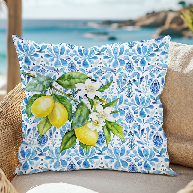 Mediterrane Citrus en Blauwe Tegels Kussen (Mediterranean Citrus and Blue Tiles Throw Pillow in a sofa at a sunny beach.)