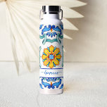 Mediterrane Majolica tegels print blauw en geel Waterfles<br><div class="desc">Bruidsmeisje cadeau bruids partij gunsten Majolica blauw geel tegels gepersonaliseerde naam waterfles.</div>