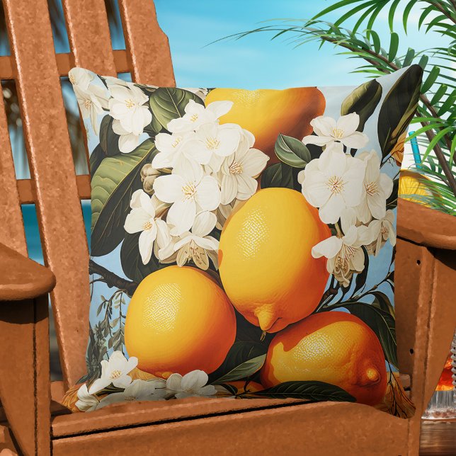 Mediterrane Sinaasappels Zomerzon Buitenkussen (Pillow featuring a painting of Mediterranean oranges under the summer sun with elegant white flowers)