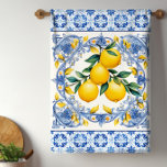 Mediterrane Tegel citroenen Theedoek<br><div class="desc">Mediterrane tegel en citroenboeket keukenhanddoeken. Mooie citroenen op een blauw-witte mediterrane tegel achtergrond. U kunt tekst toevoegen om te personaliseren.</div>