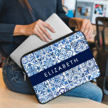 Mediterrane Tegels, Portugees, Azulejo, Jouw naam Laptop Sleeve<br><div class="desc">Elegant,  stijlvol en verfijnd patroon met mediterrane tegels in blauw en wit. Modern en trendy cadeau,  perfect voor de Azulejo liefhebber in je leven. Personaliseer door jouw naam,  bijnaam,  monogram of initialen toe te voegen.</div>