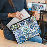 Mediterrane Tegels, Portugees, Azulejo, Majolica Laptop Sleeve<br><div class="desc">Elegant,  stijlvol en verfijnd patroon met mediterrane tegels in blauw en wit. Modern en trendy cadeau,  perfect voor de Azulejo liefhebber in je leven.</div>