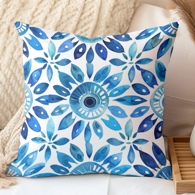 Mediterrane Waterverf Blauwe Tegel Patroon Kussen (Mediterranean Watercolor Blue Tile Pattern Throw Pillow in a neutral boho bedroom.)