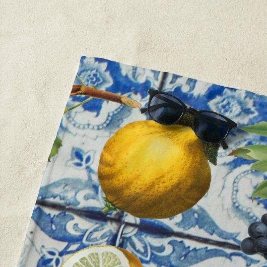 Mediterrane zomerfruit en blauwe witte mozaïek strandlaken (In situ)