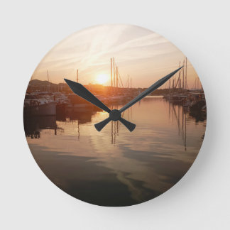 Mediterrane zonsopgang over een Marina Wall Clock Ronde Klok