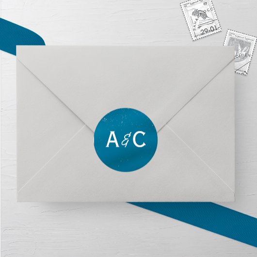 Medium Blue Sky Snowy Monogram Bruiloft Ronde Sticker