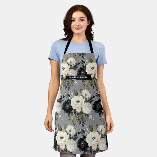 Medium Size Girly Zwart en Wit Bloemen Schort (Gedragen)