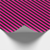 Medium warmroze en zwarte stripes omslagpapier cadeaupapier (Hoek)