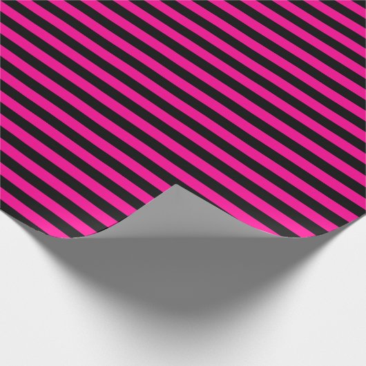 Medium warmroze en zwarte stripes omslagpapier cadeaupapier (Hoek)