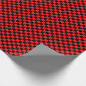 Medium zwart en rood cheques die papier verpakken (Hoek)