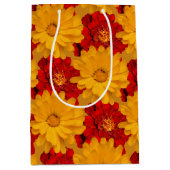 Medley van de rode en gele marigoldbloemen medium cadeauzakje (Voorkant)