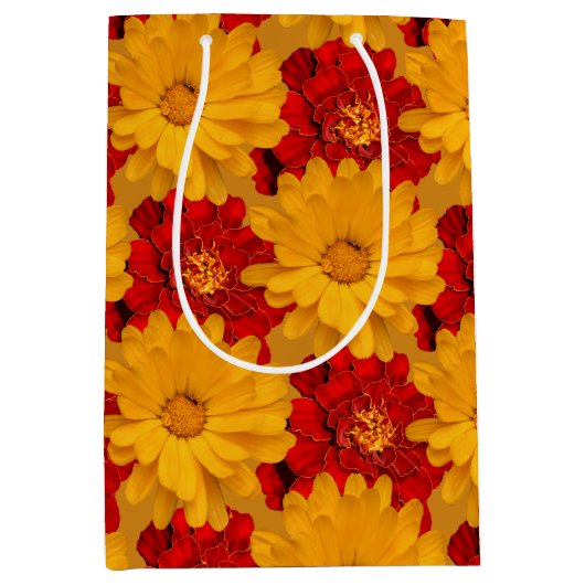 Medley van de rode en gele marigoldbloemen medium cadeauzakje (Voorkant)