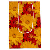 Medley van de rode en gele marigoldbloemen medium cadeauzakje (Achterkant)