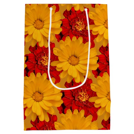 Medley van de rode en gele marigoldbloemen medium cadeauzakje (Achterkant)