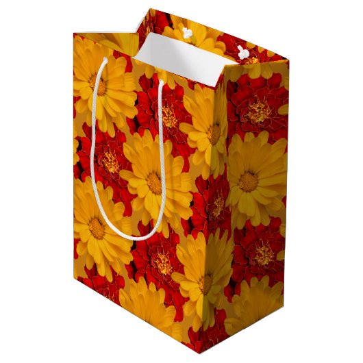 Medley van de rode en gele marigoldbloemen medium cadeauzakje (Achterkant Gekanteld)