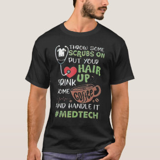 Medtech Scrub op drink-koffie met haar T-shirt