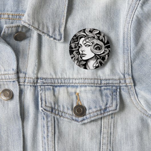 Medusa hoofd tattoo stijl ronde button 5,7 cm (In situ)