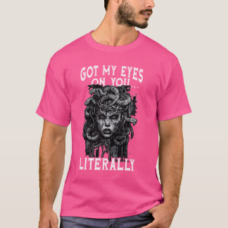 Medusahead Griekse mythologie kijkt naar je donker T-shirt