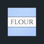 MEEL Vibe Leuk Lichtblauw Wit Strepen Canvas Afdruk<br><div class="desc">Dit leuke keukentafelontwerp heeft FLOUR-tekst in een brede witte middenstreep met zwarte streepjes tegen een lichtblauwe achtergrond. De tekst kan worden gepersonaliseerd.</div>
