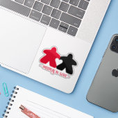 Meeples in Liefde, Rood & Zwart Vinyl Sticker (Laptop met iPhone)