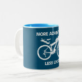 Meer avonturen Minder Lycra Bikepacking Tweekleurige Koffiemok (Voorkant links)