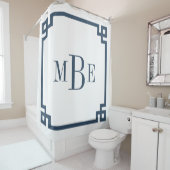 Meer Blauw en Wit Griekse Sleutel | Monogram Douchegordijn (In situ)