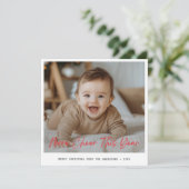 Meer Cheer Dit Jaar Baby Leuk Kerstfoto Rood Feestdagenkaart (Staand voorkant)