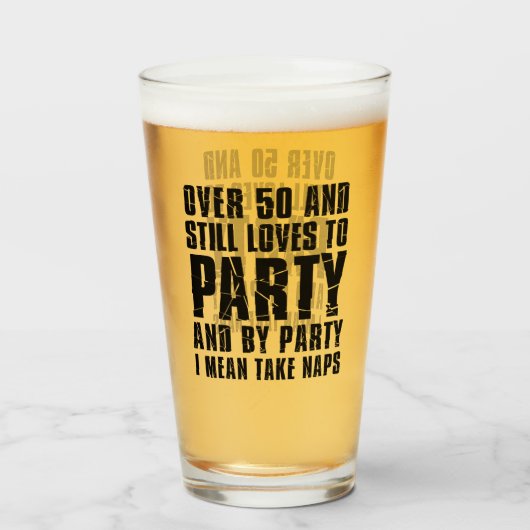 Meer dan 50 en nog steeds van partij glas (Voorkant gevuld)