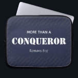 MEER DAN EEN CONQUEROR Motivatie Christelijk Laptop Sleeve<br><div class="desc">Stijlvolle motivatie herinnering dat de liefde van Christus voor ons ons meer maakt dan overwinnaars. Middernachtblauwe achtergrond met 'CONQUEROR' in betegeld patroon in korenbloemblauw. Uitstekend cadeau voor verjaardagen en kerst. Vooral geschikt voor Vaderdag of als cadeau om een speciaal persoon aan te moedigen en te zegenen. Voorgrondtekst is aanpasbaar, zodat...</div>