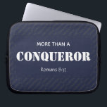 MEER DAN EEN CONQUEROR Motivatie Christelijk Laptop Sleeve<br><div class="desc">Stijlvolle motivatie herinnering dat de liefde van Christus voor ons ons meer maakt dan overwinnaars. Middernachtblauwe achtergrond met 'CONQUEROR' in betegeld patroon in korenbloemblauw. Uitstekend cadeau voor verjaardagen en kerst. Vooral geschikt voor Vaderdag of als cadeau om een speciaal persoon aan te moedigen en te zegenen. Voorgrondtekst is aanpasbaar, zodat...</div>