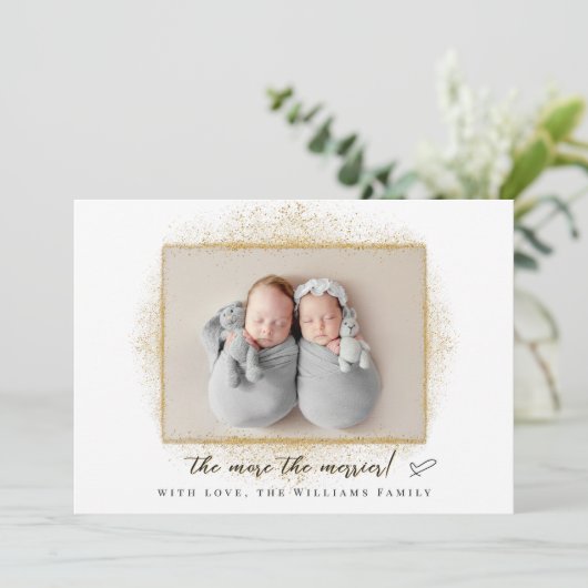 Meer De Merrier Twins Vakantie Geboorte Aankondigi Feestdagenkaart (Staand voorkant)
