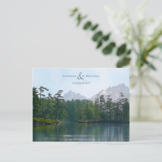 Meer in de bergen rustieke natuur bruiloft aankondigingskaart (Staand voorkant)