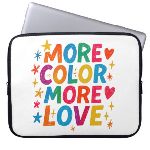 Meer Kleur Meer Liefde Speelse Regenboog Typografi Laptop Sleeve
