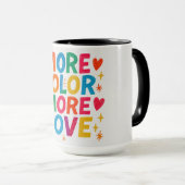 Meer Kleur Meer Liefde Speelse Regenboog Typografi Mok (Voorkant rechts)