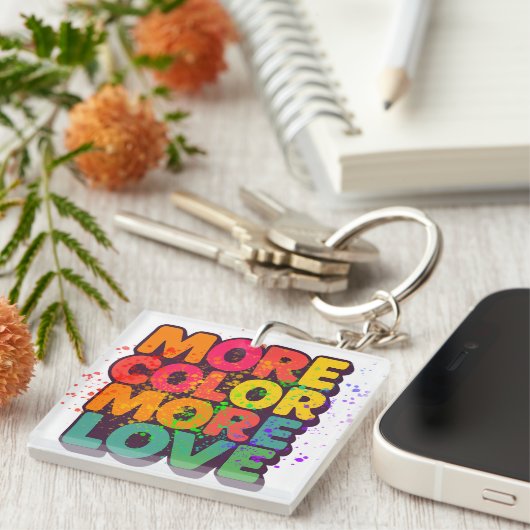 Meer Kleur Meer Liefde Speelse Typografie Aangepas Sleutelhanger (Voorkant Rechts)
