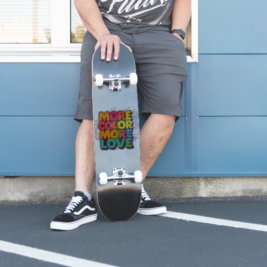 Meer Kleur Meer Liefde Speelse Typografie Aangepas Sticker (Skater)