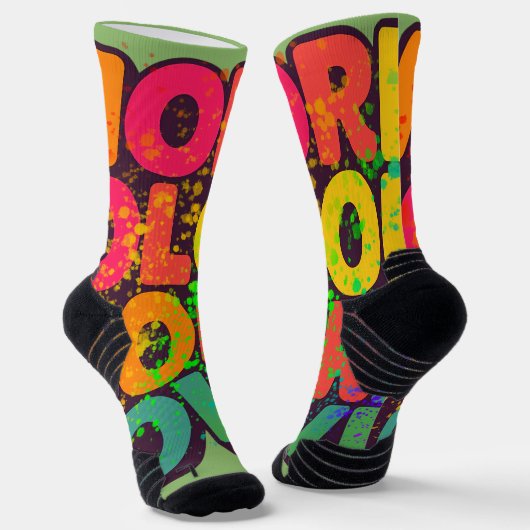 Meer Kleur Meer Liefde Speelse Typografie Ontwerp Sokken (Gebogen)