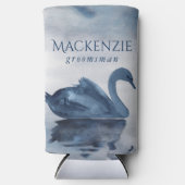 Meer reflecties | Dusty Blue Swan Groomsman Seltzer Blikjeskoeler (Voorkant)