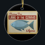 Meer van de Ozarks Fish Vintage Travel Keramisch Ornament<br><div class="desc">Deze groeten uit het meer van de Ozarks vintage-reisontwerp voorzien van een leuke blauwe vis met rode accenten en een retro vibe uit de jaren zestig.</div>
