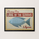 Meer van de Ozarks Fish Vintage Travel Legpuzzel<br><div class="desc">Deze groeten uit het meer van de Ozarks vintage-reisontwerp voorzien van een leuke blauwe vis met rode accenten en een retro vibe uit de jaren zestig.</div>