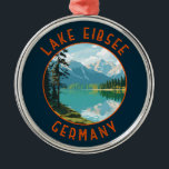 Meer van Eibsee Duitsland Retro Distress Circle Metalen Ornament<br><div class="desc">Lake Eibsee vectorkunst ontwerp. Het ligt aan de noordelijke voet van de Zugspitze,  de hoogste berg van Duitsland.</div>