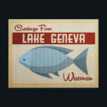 Meer van het Genève Wisconsin Blue Fish Vintage Tr Briefkaart<br><div class="desc">Deze groeten uit het meer van Genève Wisconsin vintage reisontwerp kenmerkt een leuke blauwe vis met rode accenten en een retro vibe uit de jaren zestig.</div>