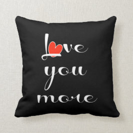 Meer van je, wit rood hart op zwart kussen