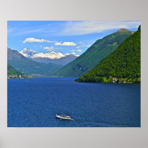 MEER VAN LUGANO, BOOT, BERGEN OP DE ACHTERGROND POSTER