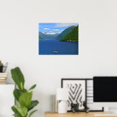 MEER VAN LUGANO, BOOT, BERGEN OP DE ACHTERGROND POSTER (Thuiskantoor)