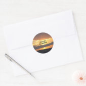 Meer zal worden onthuld ronde sticker (Envelop)