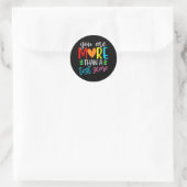 meer zijn dan een testscore ronde sticker (Tas)