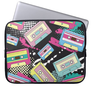 Meerdere gekleurde cassettes op een zwarte achterg laptop sleeve